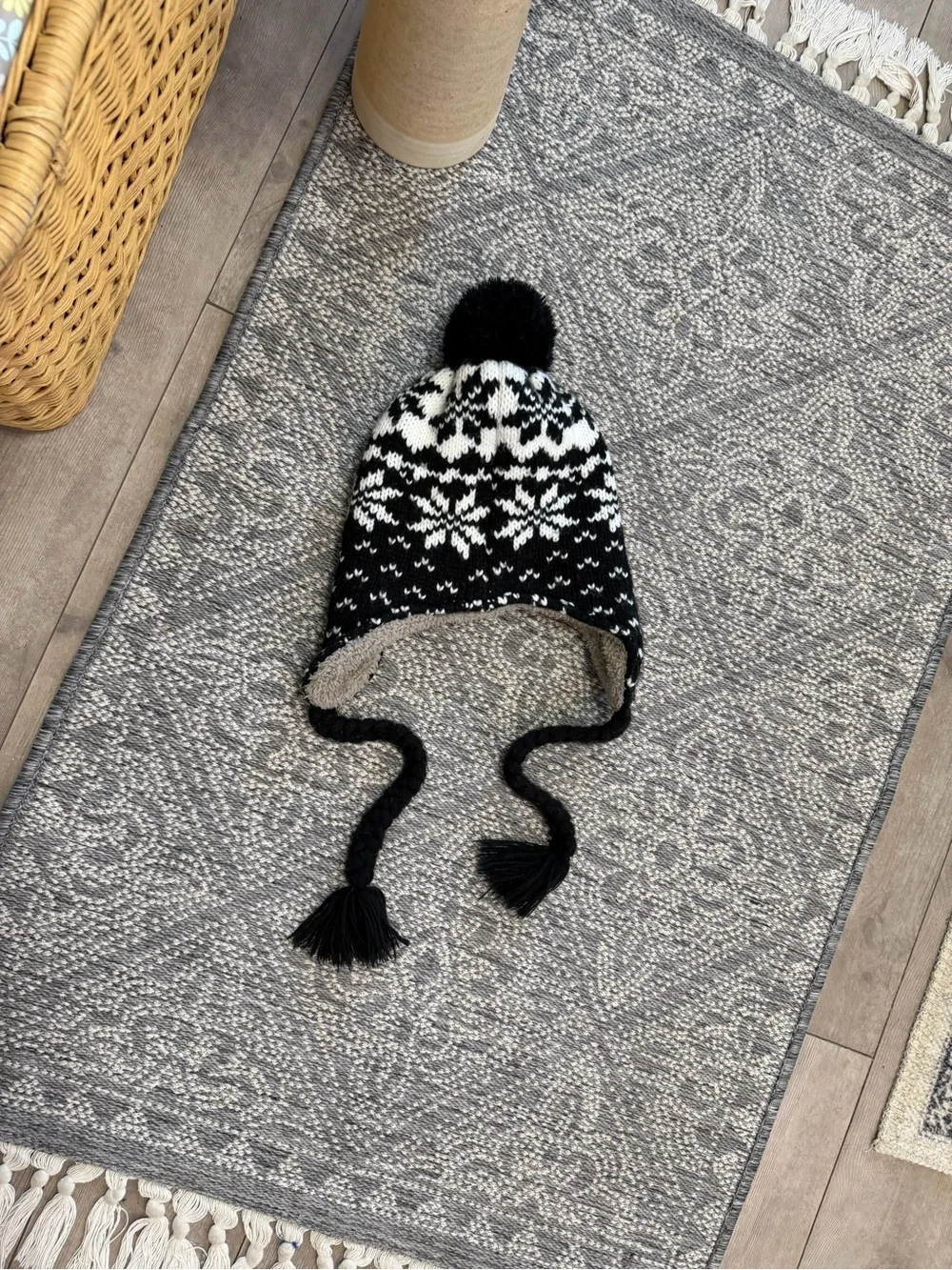Peruvian-style winter hat features a Nordic snowflake pattern